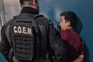 Un polic�a fue herido de un piedrazo en un operativo en el sur