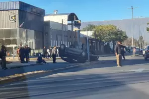 Conductor choc contra un poste de luz y el auto termin ruedas para arriba