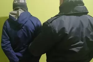 Amenaz� con quitarse la vida, huy� con su hijo de 7 a�os y termin� preso