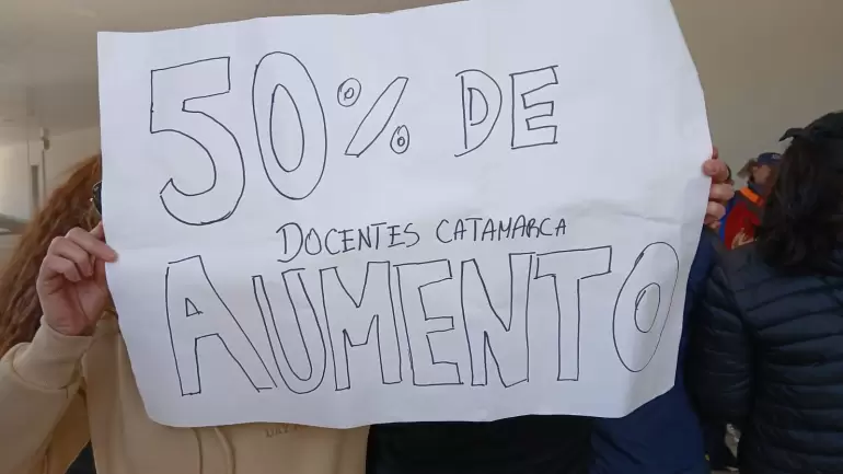 Los Docentes Autoconvocados llevaron su reclamo a la Fiesta del Poncho