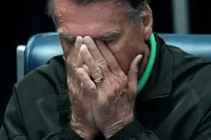 Arresto domiciliario para Bolsonaro: usar tobillera y no podr comunicarse con su hijo