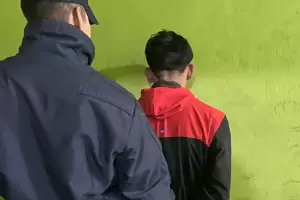 Tras una persecuci�n, aprehenden a un joven y secuestran un arma blanca