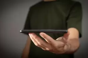 Qu significa dejar tu celular pantalla abajo, segn la psicologa