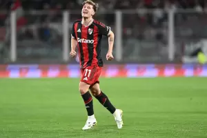 River gole 4-0 a Instituto de visitante, con sus hinchas en la tribuna y un doblete del juvenil Lencina