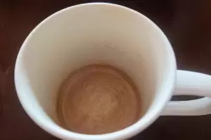 El truco para eliminar las manchas de las tazas y que vuelvan a quedar como nuevas