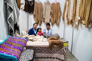 El Poncho con el hilo ms fino del mundo est en Catamarca