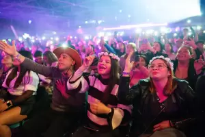 Con expectativa por La Mona Jimnez, se vive a puro ritmo la ltima noche del Poncho 2025