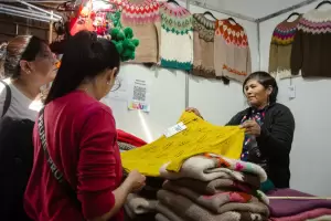 Diseo con identidad: la moda artesanal brilla en los pabellones del Poncho