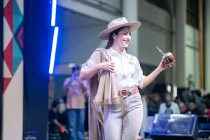 Desfile de prendas artesanales y joyas de diseo en el Poncho