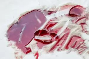 El poderoso truco casero para quitar las manchas de vino del mantel