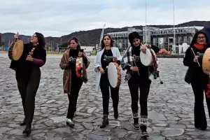 Poncho con coplas, vidalas y tonadas catamarqueas