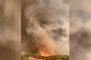 Tornado de fuego arras un bosque durante los incendios en Turqua