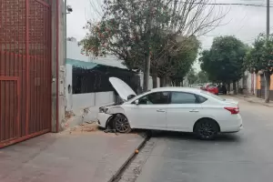 Tremendo siniestro vial en la Capital: se descompens y choc contra una casa