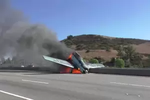 Tragedia en Italia: una avioneta se estrell� sobre una autopista y caus� dos muertes