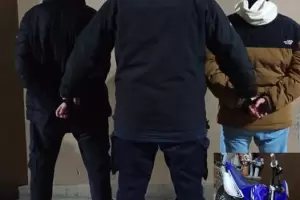 Atacaban a cadenazos a motociclistas para robarles: los detuvieron