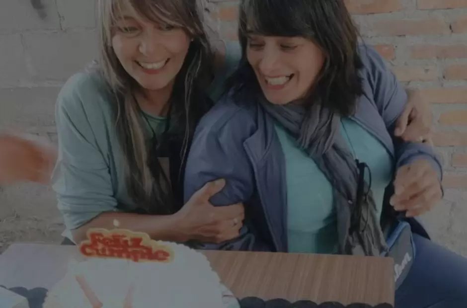 Claudia Leguizamn junto a su hermana melliza