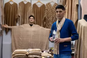 Un poncho con alma ancestral: Jaime Ivn Surez es el mejor tejedor del ao