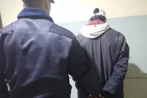 Detienen a un joven por robo en una vivienda y recuperan una reposera