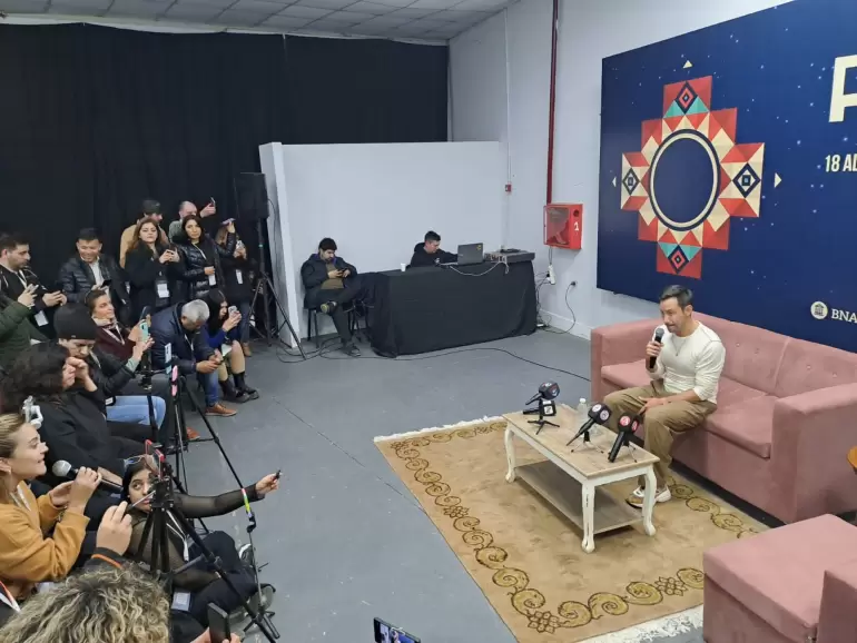 Luciano Pereyra: "Nodeja de sorprendermecuando las personas cantan miscanciones" PONCHO 2025