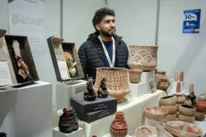 Sorpresa en el Poncho con una coleccin de estatuillas inspiradas en rituales precolombinos