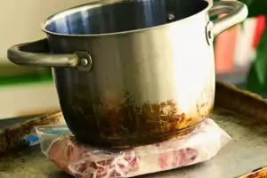 El truco infalible para descongelar la carne en menos de 15 minutos