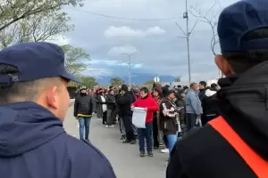 Expectativa total: la gente hace fila para ver a La Mona Jimnez en el cierre del Festival del Poncho 2025
