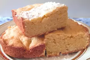 Cmo preparar una Torta de yogur: la receta del bizcochuelo hmedo y sabroso con 6 ingredientes