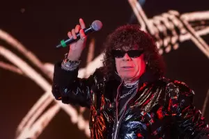 Alarma por la salud de La Mona Jim�nez en su primer baile del a�o