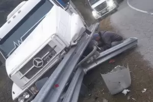 Un camin choc contra el guardarral en la Cuesta del Totoral