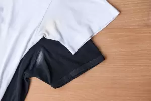 Recuper las remeras blancas con este truco para eliminar las manchas de desodorante