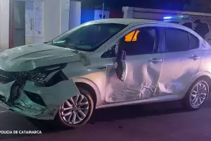 Choc� un cartel en pleno centro, intent� huir y lo interceptaron en La Alameda