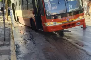 Colectivo de la empresa 25 de Agosto se hundi en la Avda. Belgrano
