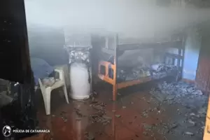 Se incendi una casa en la zona norte y una mujer tuvo que ser hospitalizada