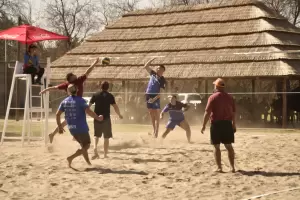 Inauguraron una cancha de beach volley y f�tbol playa en el Polideportivo Policial
