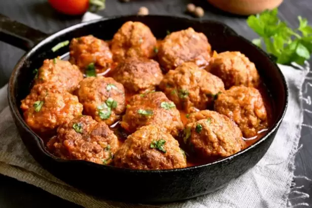 Alb�ndigas tiernas y jugosas: la receta casera con dos tipos de carne y parmesano
