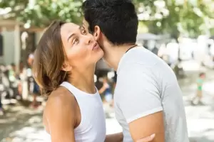 Qu significa que a una persona no le guste saludar con un beso en el cachete, segn la psicologa