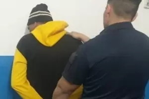 Iba manejando ebrio una moto, choc� a un auto y termin� detenido