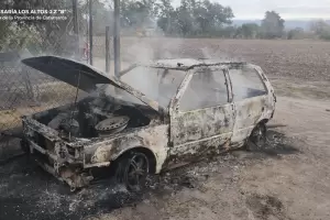Se incendi un auto en un taller mecnico: qued destrozado