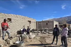 Laguna Blanca: Trabajo reactiva a los tejedores y Salud sostiene lo emocional