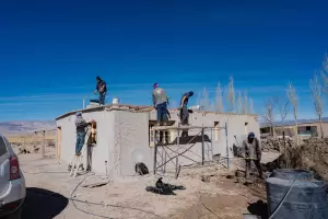 Tras el temporal en Laguna Blanca, 12 personas permanecen evacuadas