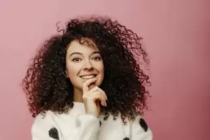 El truco infalible para conseguir rizos hermosos y definidos en casa