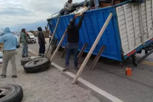 Un cami�n perdi� las ruedas en plena ruta 46