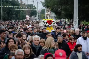 Una multitud por San Cayetano: el fro y la lluvia no detuvieron el ruego por trabajo