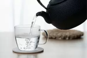 Beber agua tibia al despertar: el hbito que puede mejorar tu metabolismo