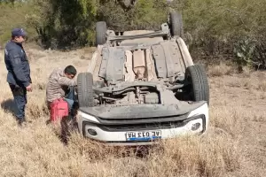 Impactante vuelco en Ruta 38: tres personas resultaron heridas