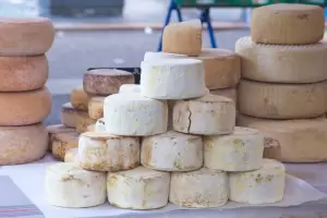 Detectan brote de listeriosis en tres provincias y lo vinculan a un queso industrial