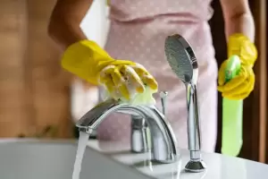 Trucos de limpieza: cmo quitar las manchas de xido del bao en minutos