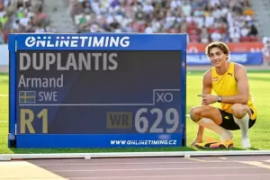 Duplantis rompe su propio rcord mundial y vuela hasta los 6,29 metros en Budapest