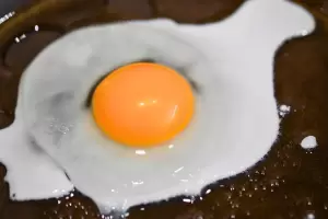 Cmo puedo evitar que los huevos se peguen a la sartn usando un poco de vinagre?
