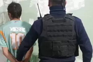 Entr� a un comercio, se hizo pasar por cliente y rob� dos celulares